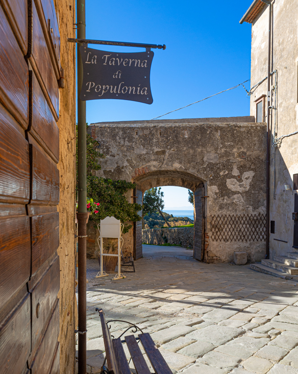 https://www.vacanzebaratti.it/wp-content/uploads/2022/01/taverna-populonia.jpg